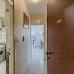 Neve St Apartman *