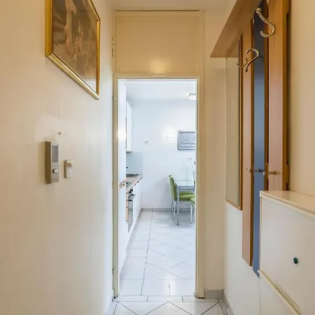 Neve St Apartment Split