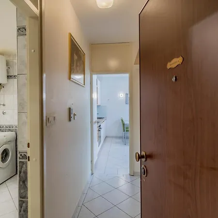 Neve St Apartment *