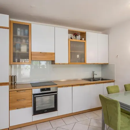 Neve St Apartment *