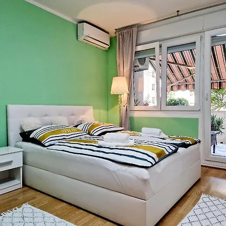 Neve St Apartment *