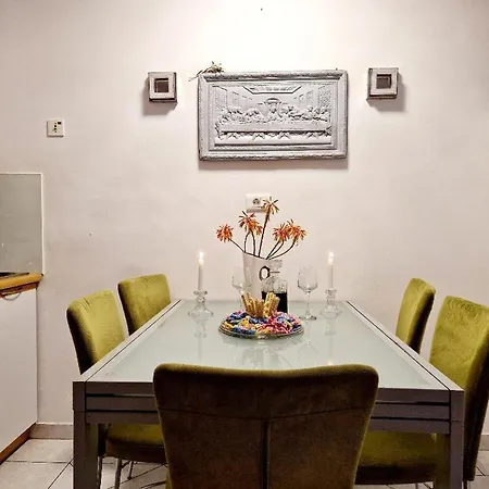 Neve St Apartment Split